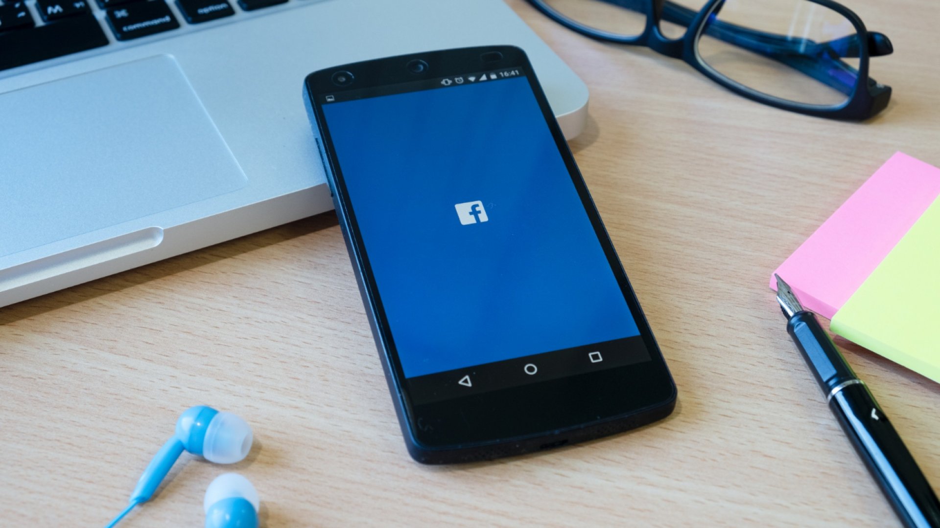 4 görgetésmegállító tipp az eredményes Facebook-hirdetések létrehozásához 4 tipp Facebook-hirdetéseidhez, hogy észrevegyenek