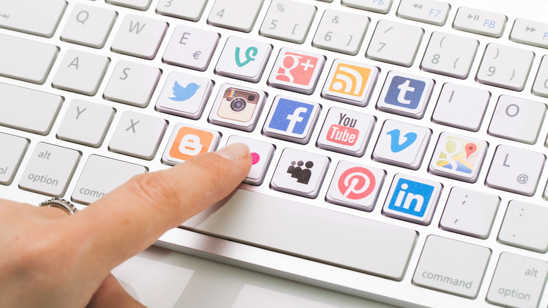 Milyen feladatokat lát el egy közösségi média menedzser?