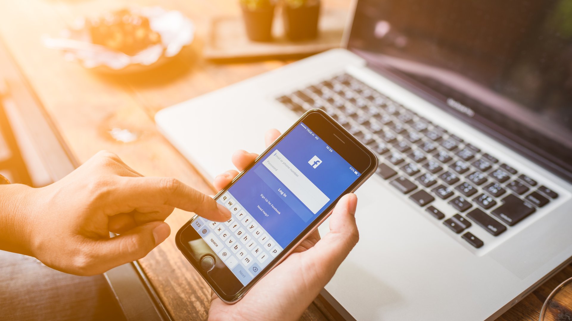 10 alapvető Facebook marketingtipp 2019-re Gyakorlati tippek példákkal a Facebook céges felhasználóknak kezdőknek és haladóknak az oldalak helyes és eredményes vezetéséről.