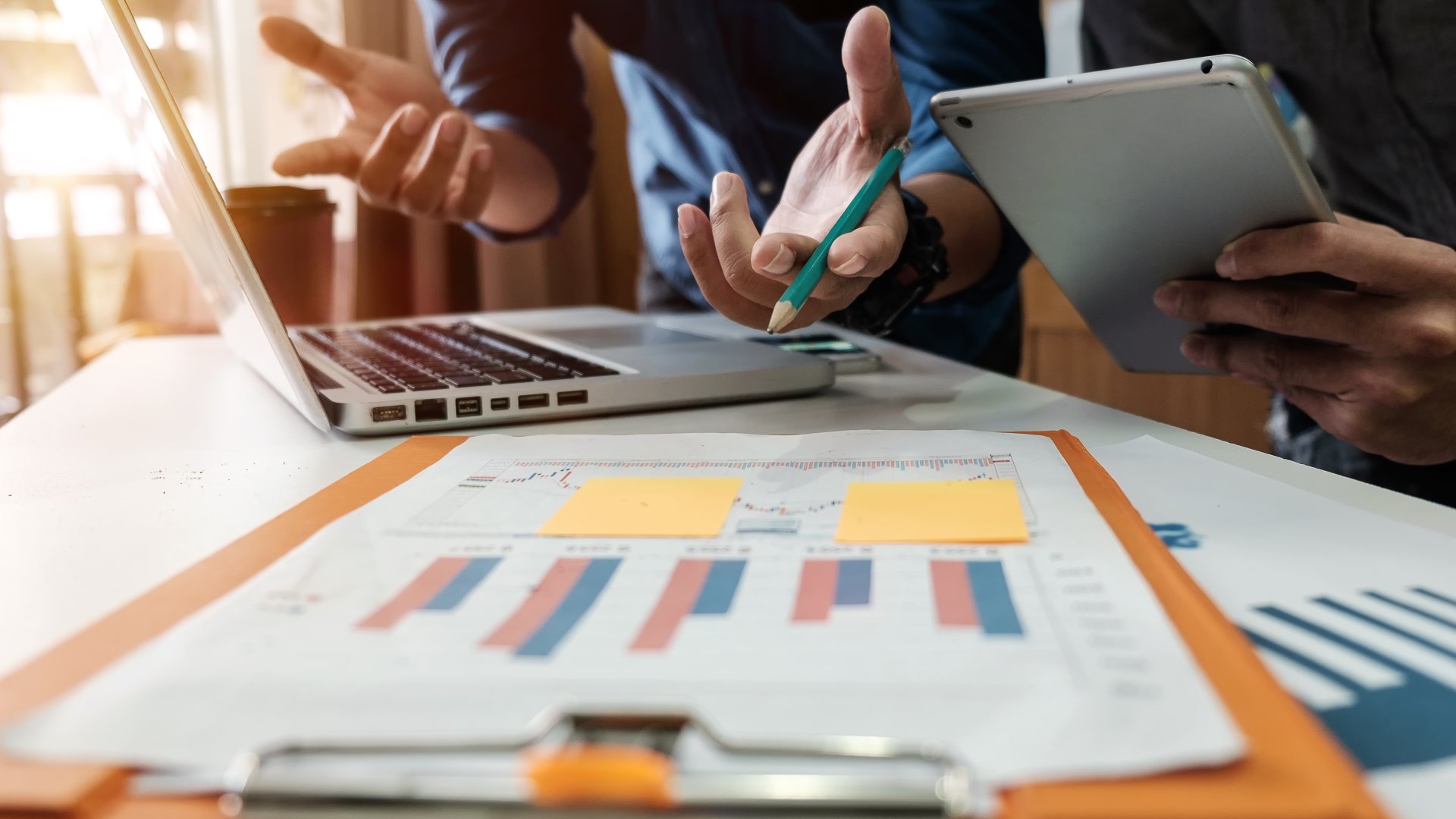 15 oldalon keresztül az alapoktól a professzionális felhasználásig bemutatjuk a Google Analytics használatát, gyakorlati példáko Alapvető útmutató a Google Analytics legfontosabb jelentéseihez