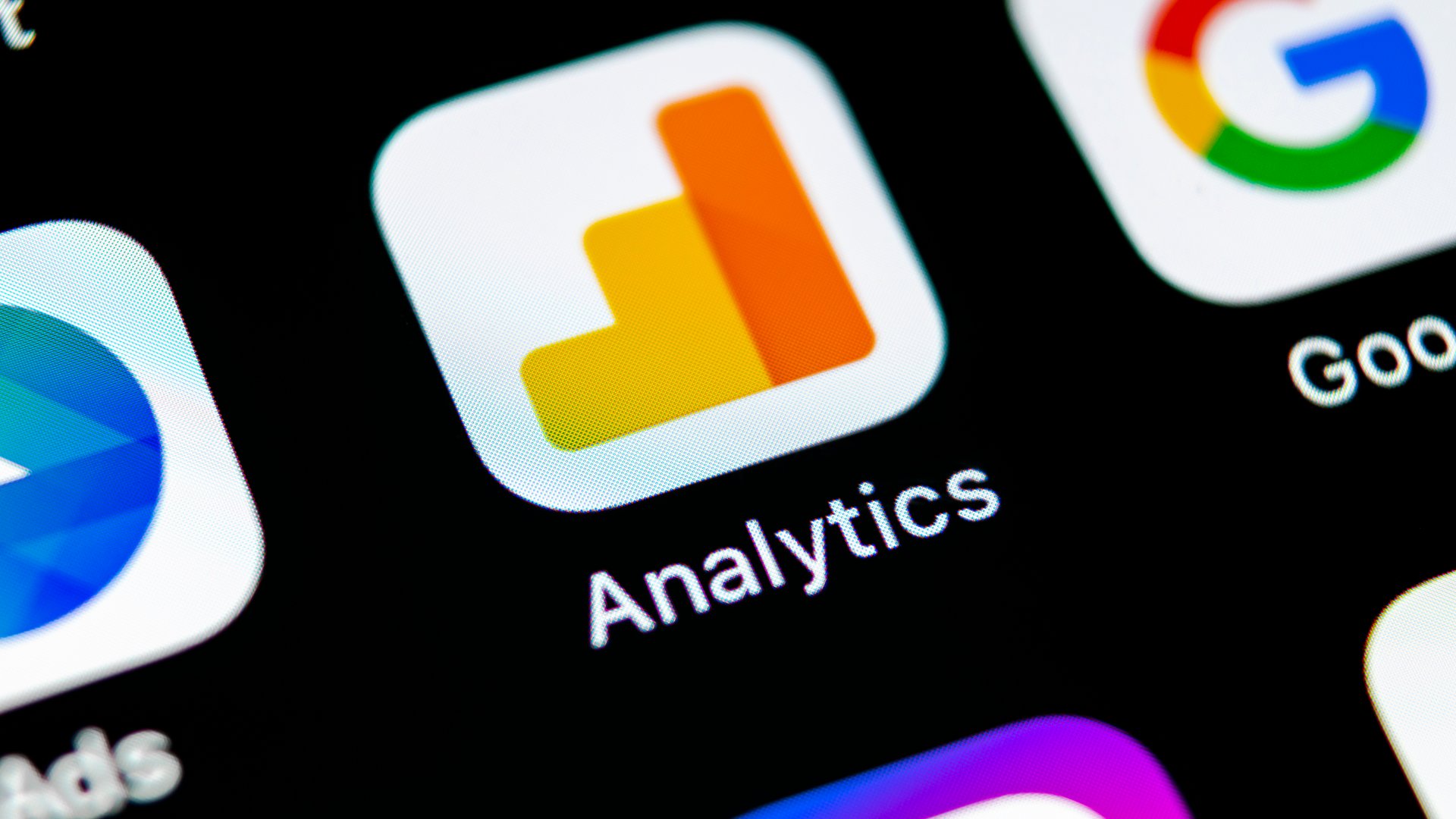 Sok ismeretlen kifejezéssel találkozol a Google Analytics használata közben? Cikkünkben részletesen elmagyarázzuk a legfontosabb  Google Analytics szakszavak, amiket minden marketingesnek ismernie kell