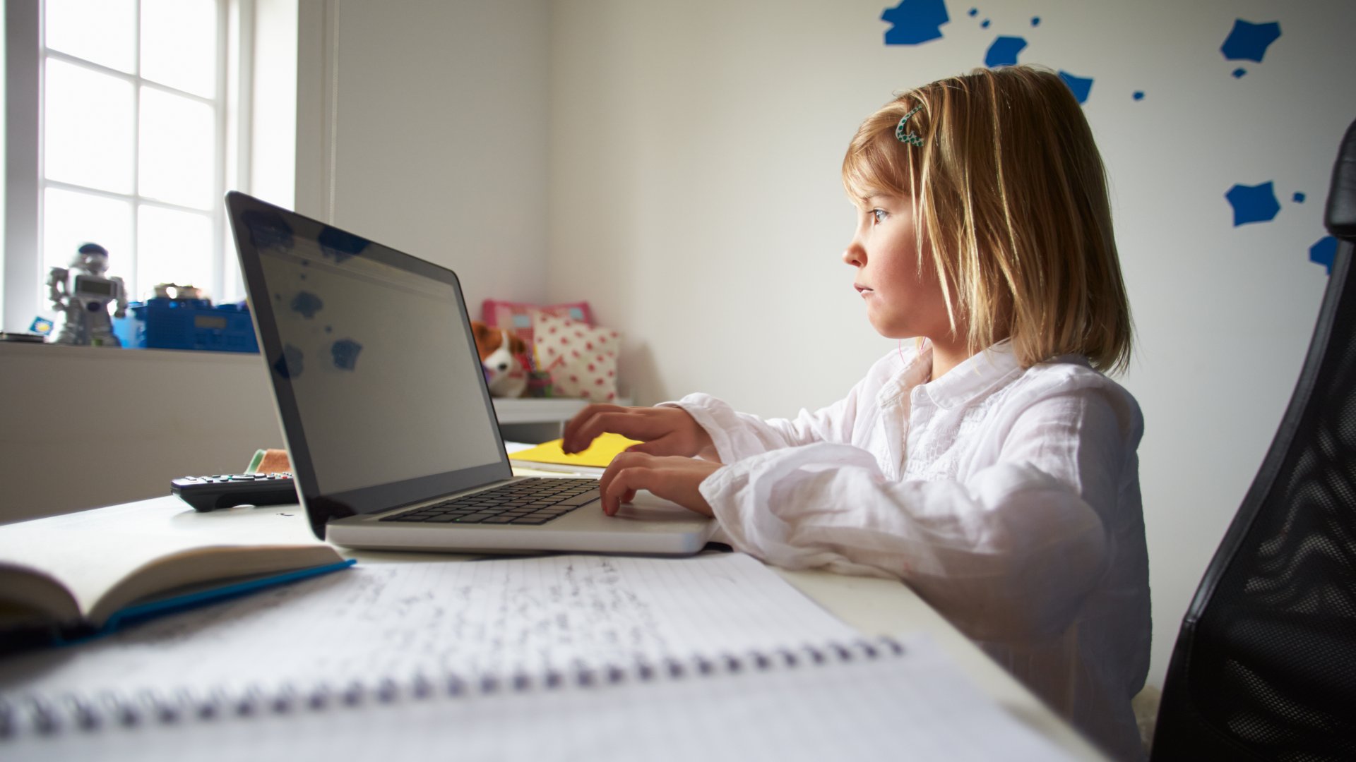A közösségi média jó dolog. Sok előnye van gyermekeinkre nézve is. Azonban rengeteg hátránya és veszélye is, melytől neked kell  A közösségi média veszélyei – Mit tehetnek a szülők gyermekeik védelme érdekében