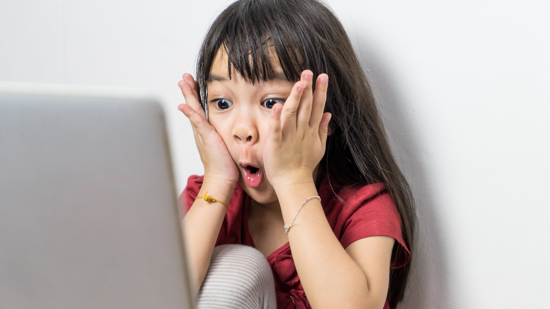 Online marketing szakértőként és egy 15 és 4 éves lánygyermek apjaként különösen érdekel engem ez a téma. Marketing szempontból  Te tudod, mit csinál a gyermeked az Interneten? Figyelj, mutatom!