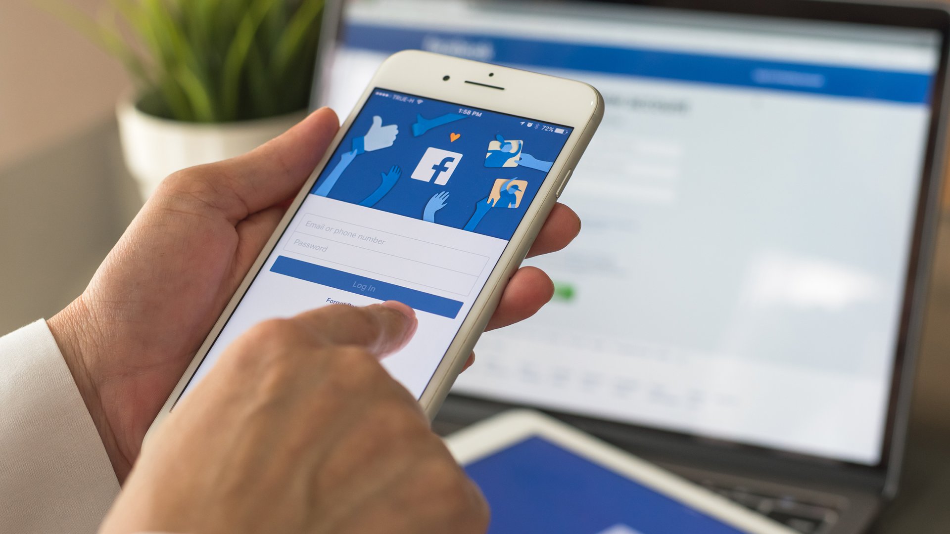 A marketingesek számára, de minden Facebook oldalt üzemeltető, vagy az élő videó funkciót használó számára klassz új fejlesztése Az elmúlt időszak legfontosabb Facebook frissítései, amelyekről minden marketingesnek tudnia kell