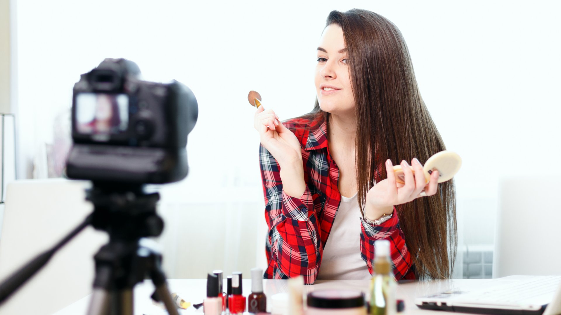 Úgy érzed, a kamera előtt a helyed? Azt gondolod, te is tudnál olyan Youtube videókat forgatni, mint sok mai vlogger? Igen, én i Hogyan legyél sikeres vlogger 2018-ban?