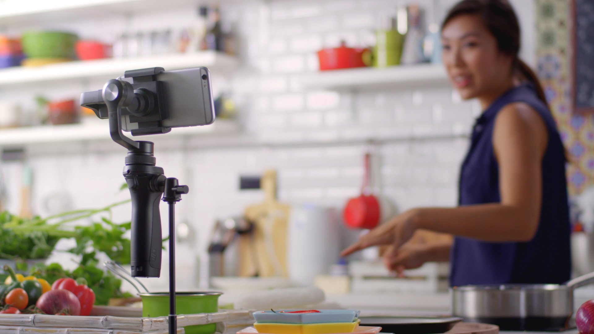 A videómarketing alapja a tökéletesen elkészített felvétel. Youtubera ez akár mobiltelefonnal is elkészülhet, de azért jó ha tud 7 egyszerű tipp, hogy profi videókat készíthess okostelefonoddal