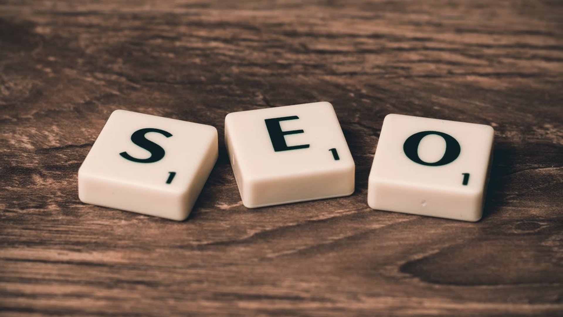 Hogyan írjunk SEO barát tartalmakat 2018-ban? Részletes, friss ismereteken alapuló, keresőoptimalizálási útmutatót találsz cikkünkben, mely 20 oldalon keresztül mutatja be a SEO lényegét 2018-ban.
