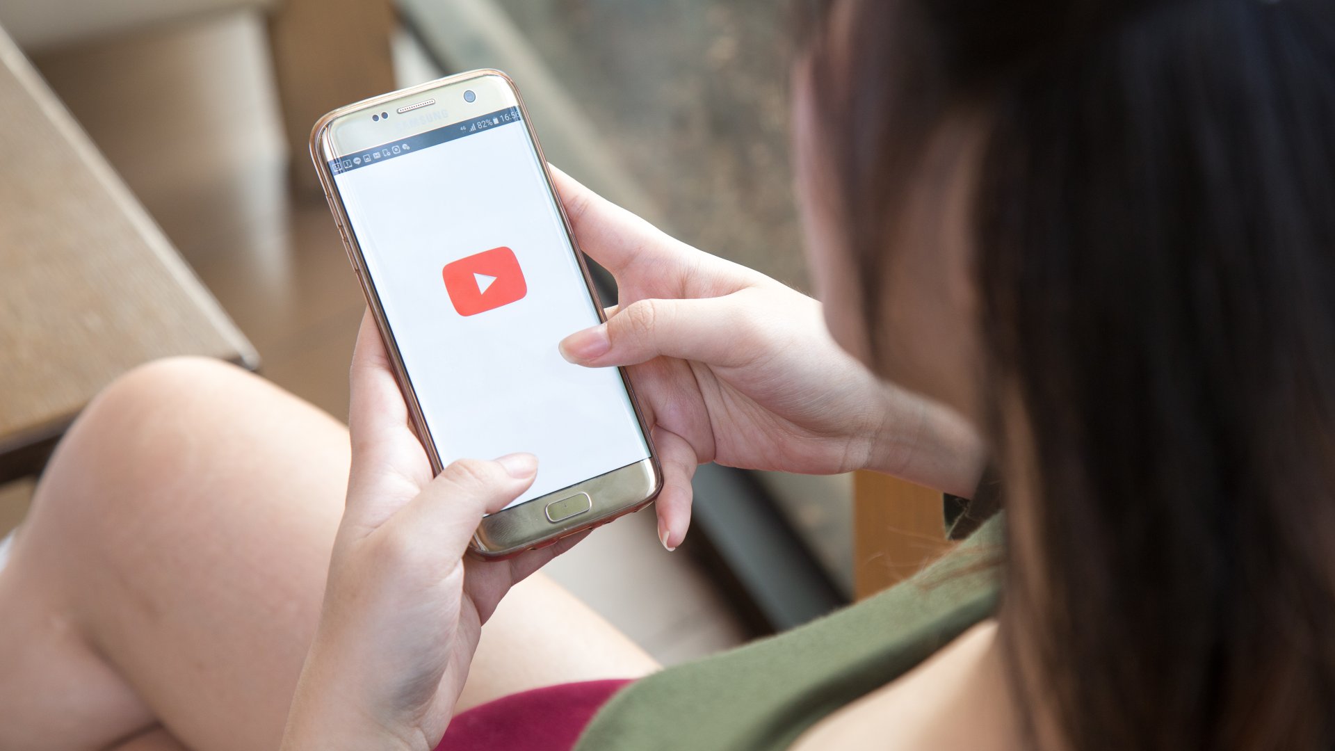 A Google jelenleg a találatok mellett jobbra megjelenő Tudáspanelbe ágyazott, automatikus videókat teszteli.  Vajon milyen hatás Hivatalos: A Google a találati oldalakon automatikusan lejátszódó videókat tesztel