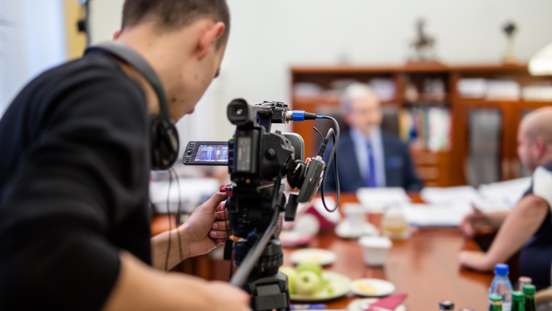 10 videómarketing tipp a Facebookra, amiket mindenkinek ismernie kell A videomarketing hangsúlya kezd 2017-ben áttevődni a Youtberól a Facebookra. Mutatjuk, hogyan érhetsz el rengeteg embert Facebook videóiddal!