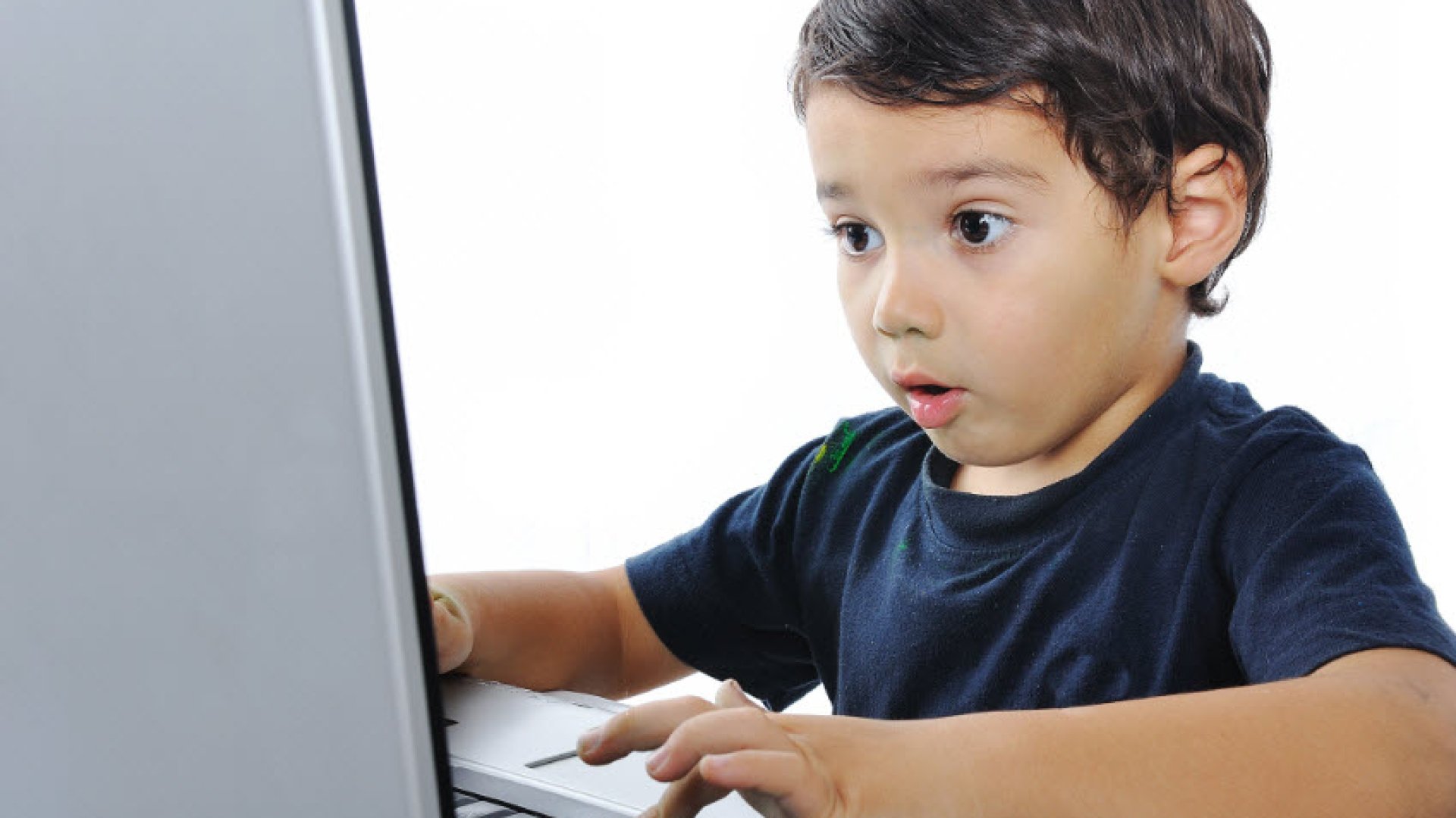 Gyermekek biztonsága az Interneten – ügyelni kell rájuk! Nézd meg te is ezt a videót!