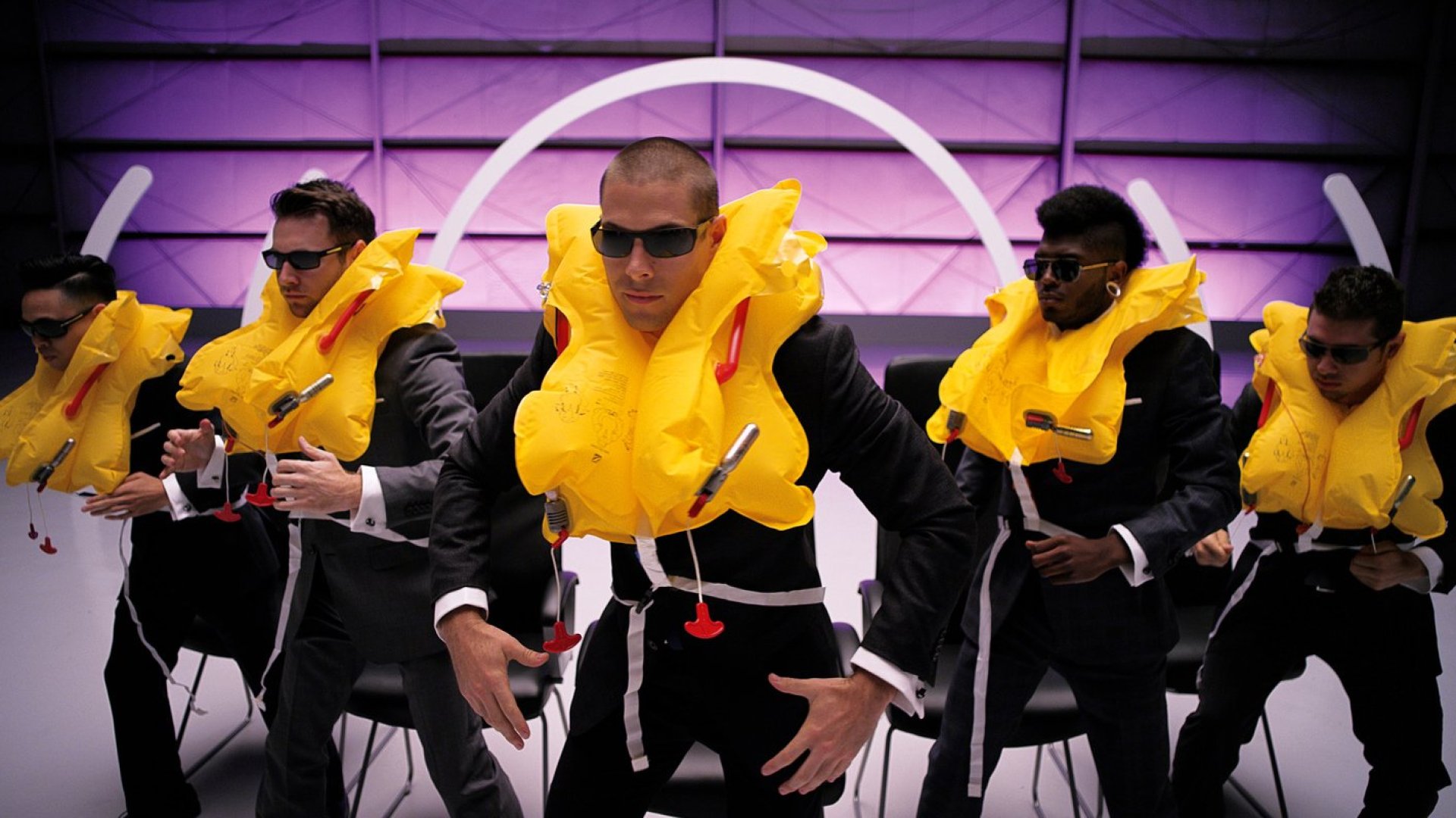 A legjobb repülésbiztonsági bemutató videó, amit valaha láttam! A Virgin America mókás és kreatív bemutatója! Ezt neked is látnod kell! Ilyen repülés biztonsági bemutatót nem lehet nem végig nézni! Sexy, vidám, humoros, jó hangulatú egyszóval ezt nem felejted el!