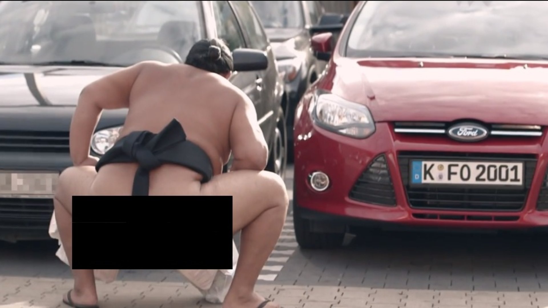 Ötletes marketing videó a Fordtól Az autó egy drága dolog, mindenki félti. Ha az autóról van szó, ha az autóban ülsz, minden kis apróságért ideges leszel. Erre épít a Ford az ajtóból előugró fényezésvédő gumijának reklámjában.  Mi köze ennek az online marketinghez? Nézd majd meg, ilyen gy