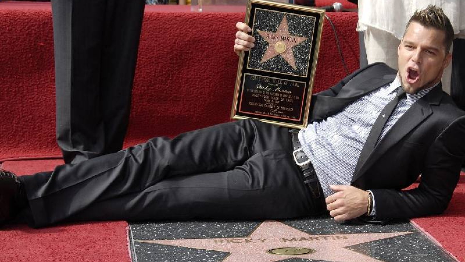 A való életben jó híreden elég könnyen eshet folt, elég egyetlen hiba, rossz magtartás vagy bármilyen egyéb negatív cselekedet, megnyilvánulás. Behatárolható az a földrajzi terület ahol ismernek, tehát a legegyszerűbb fogni a sátorfát, odébb állni és egy 