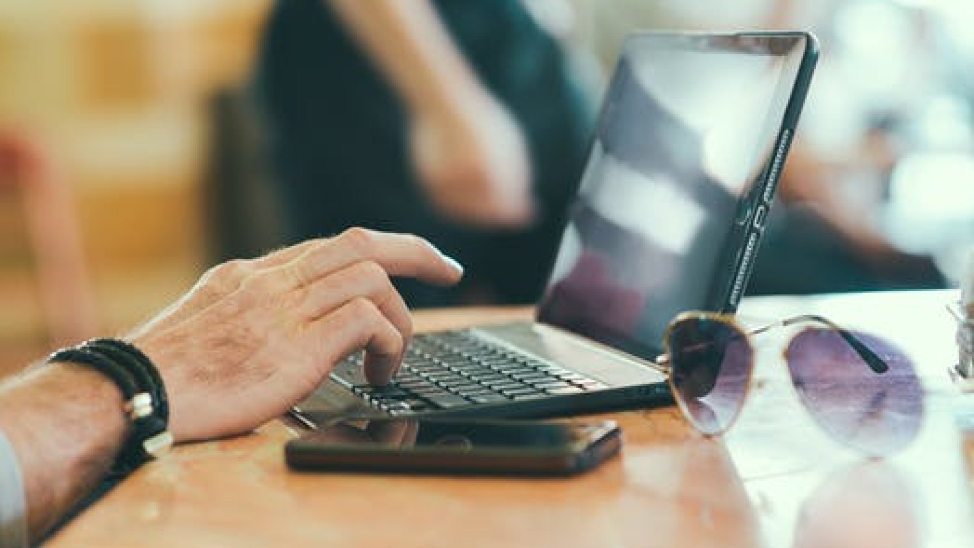 Kifelé mutató hivatkozás Kifelé mutató hivatkozás