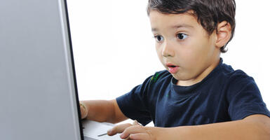 Gyermekek biztonsága az Interneten – ügyelni kell rájuk! Nézd meg te is ezt a videót!