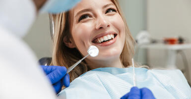 Hogyan lesz egy fogászatnak több, jól fizető páciense? Mi kell ahhoz, hogy összetettebb kezeléseket adjon el egy fogorvos? Gyakorlati példák, marketing.