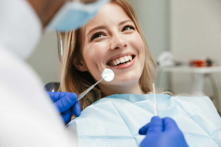 Hogyan lesz egy fogászatnak több, jól fizető páciense? Mi kell ahhoz, hogy összetettebb kezeléseket adjon el egy fogorvos? Gyakorlati példák, marketing.